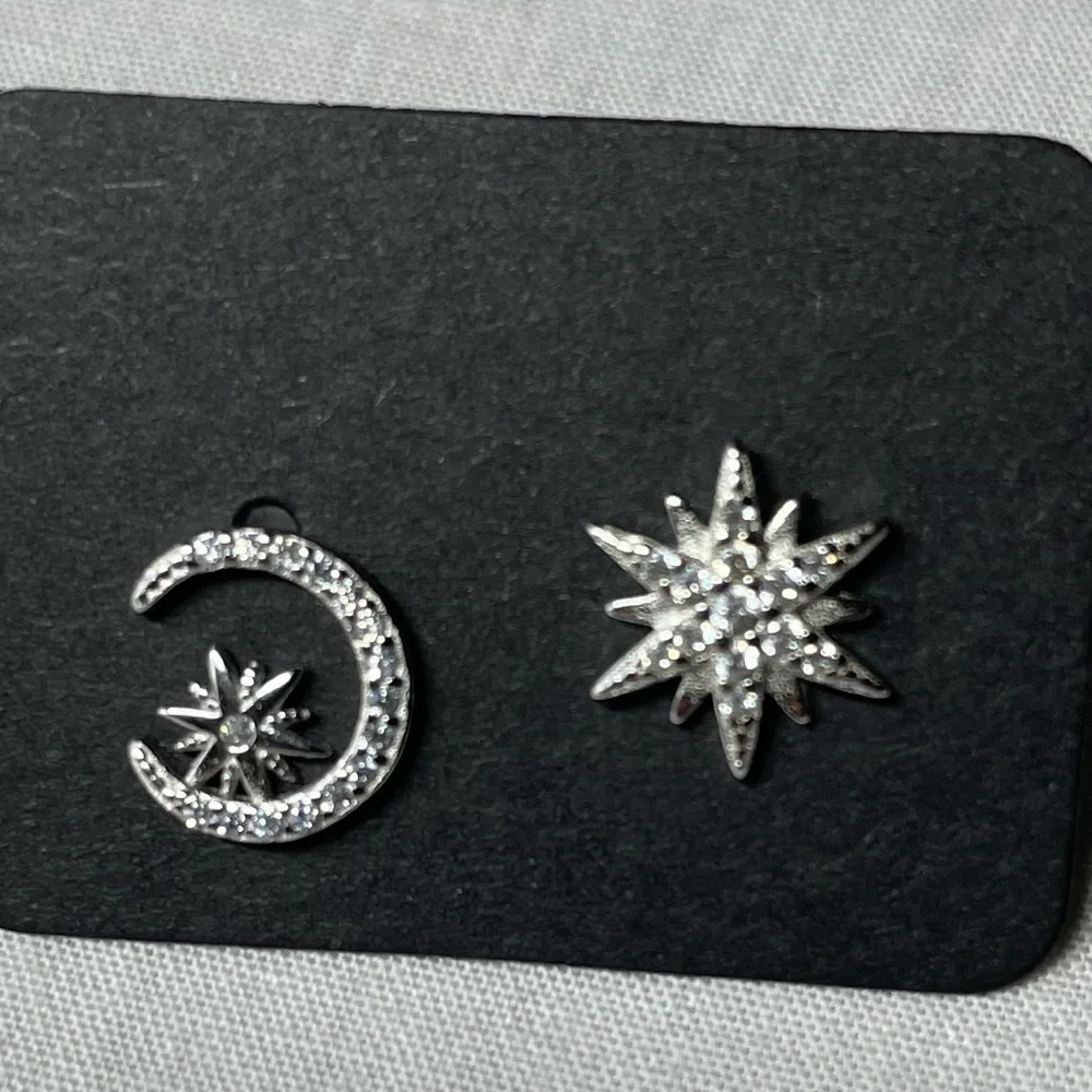 Day and Night Stud Earrings Asymmetric - Picture 7 of 10